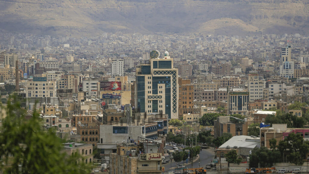 La coalition menée par l'Arabie saoudite frappe un site pétrolier yéménite près de Sanaa, les Houthis ripostent
