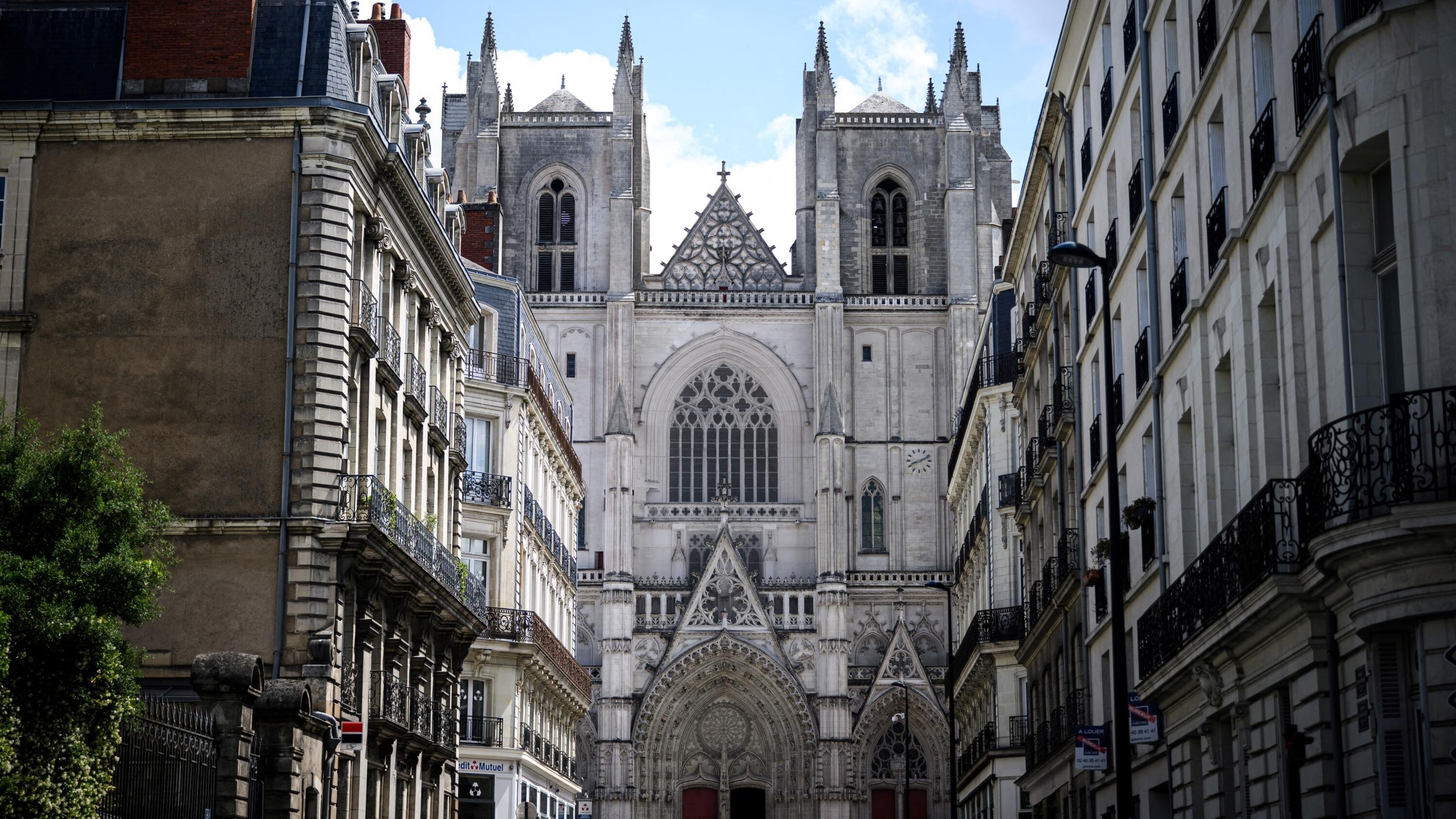 « La cathédrale de Nantes n’est pas le Palais des sports » : les vitraux détruits par l’incendie seront remplacés par une verrière contemporaine