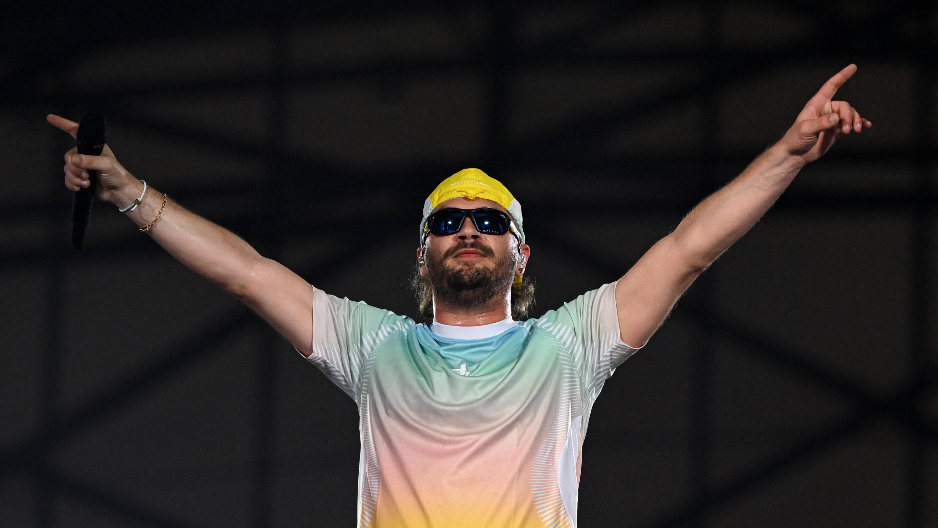 Jul offre un duo à un de ses fans qui finit par… refuser